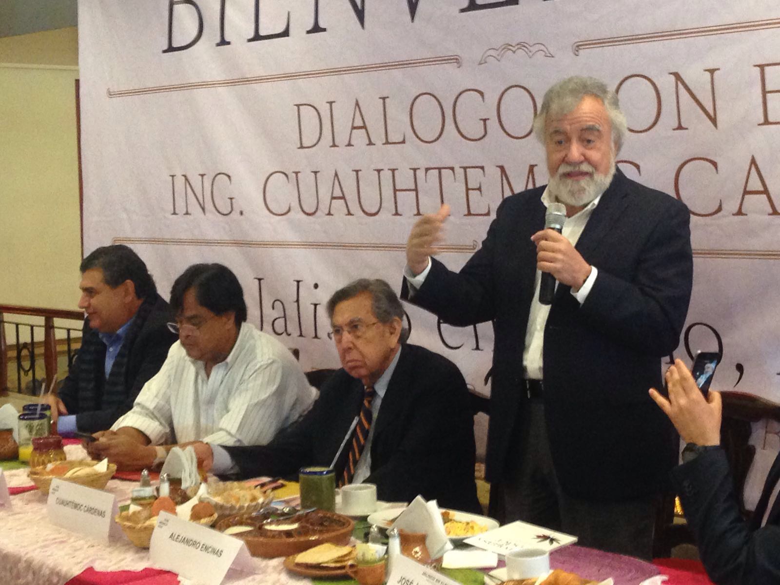 Cuauhtémoc Cárdenas (segundo de der a izq) se reunió en Jalisco con simpatizantes de su ideología política