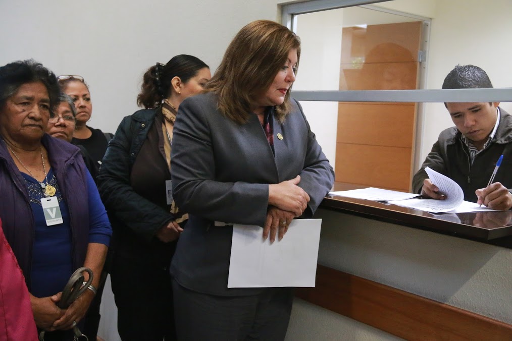 La diputada del PRI, Liliana Tijerina,entregó un punto de acuerdo en la Oficialía de Partes. 