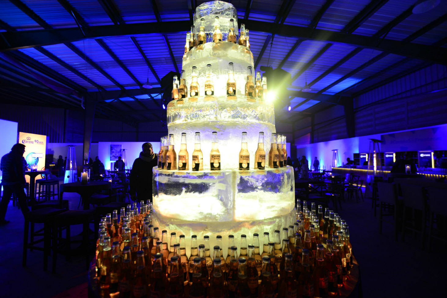 Festejo de los 90 años de Corona.