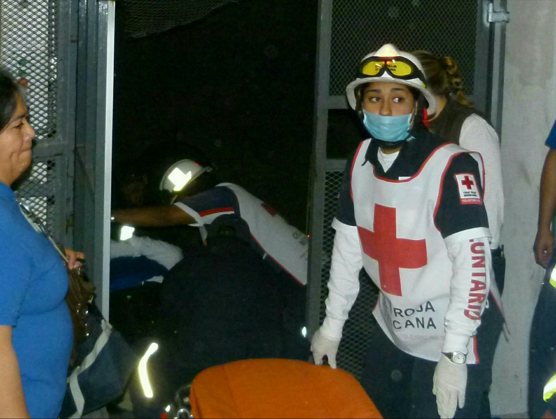 Rescatistas atendieron lesionados por caída de elevador.