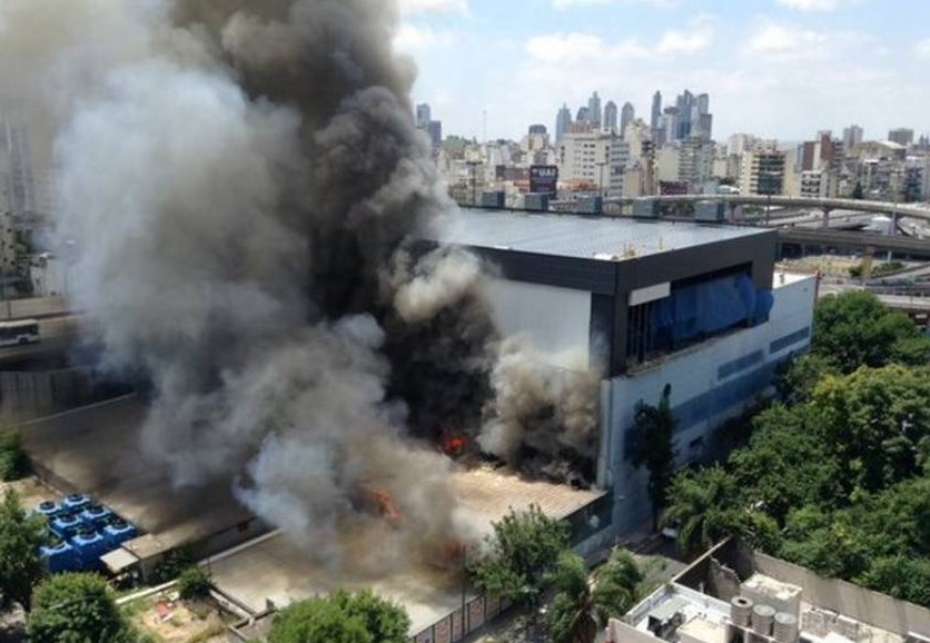 El fuego se inició en un depósito de utilería. 