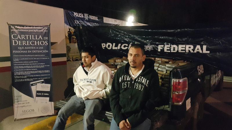 El operador del trailer y su cómplice con la droga decomisada.