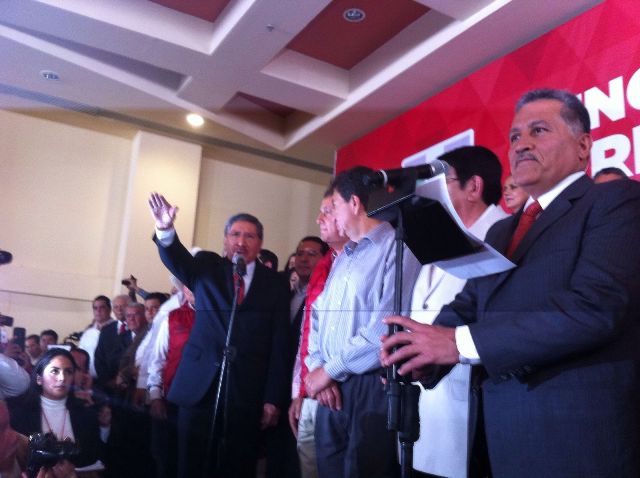 En el "Encuentro del priismo veracruzano", Amadeo Flores Espinoza asumió la dirigencia del Partido Revolucionario Institucional (PRI) en Veracruz.