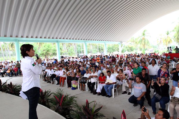 Durante la gira que hizo este fin de semana por Guerrero, Robles entregó mil 500 títulos de propiedad en la entidad. 