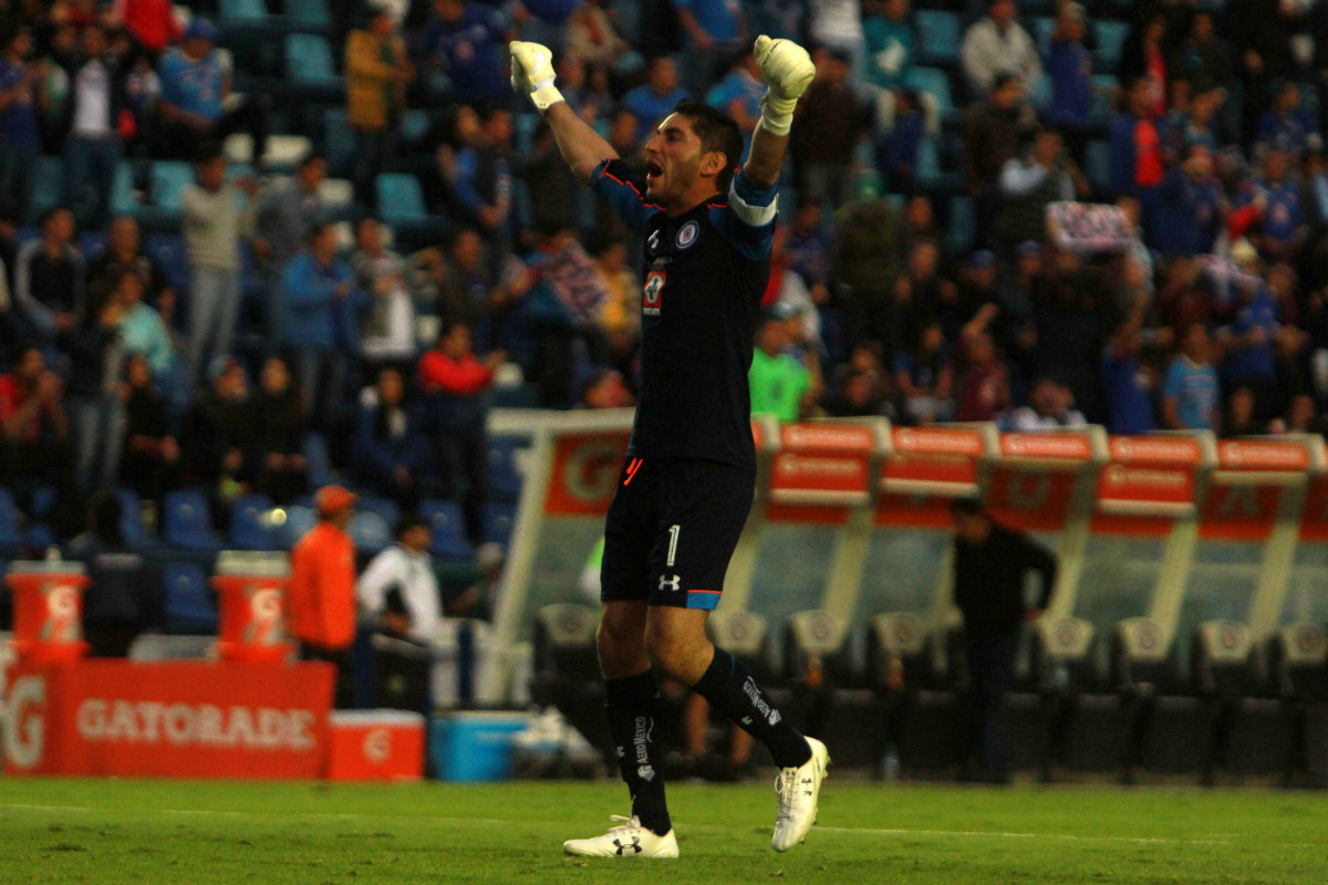 Jesús Corona festeja triunfo del Cruz Azul