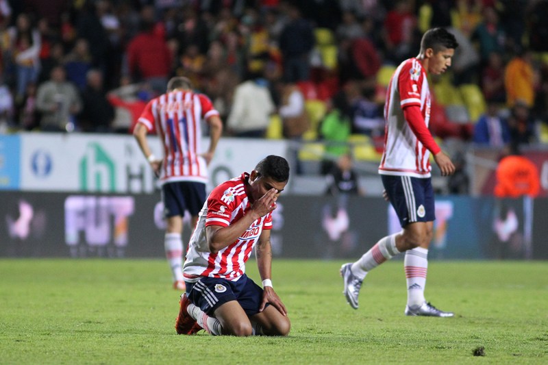 Jugadores de Chivas tras la derrotan ante Monarcas 
