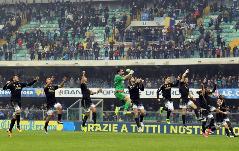 Jugadores de Juventus celebran al triunfo 