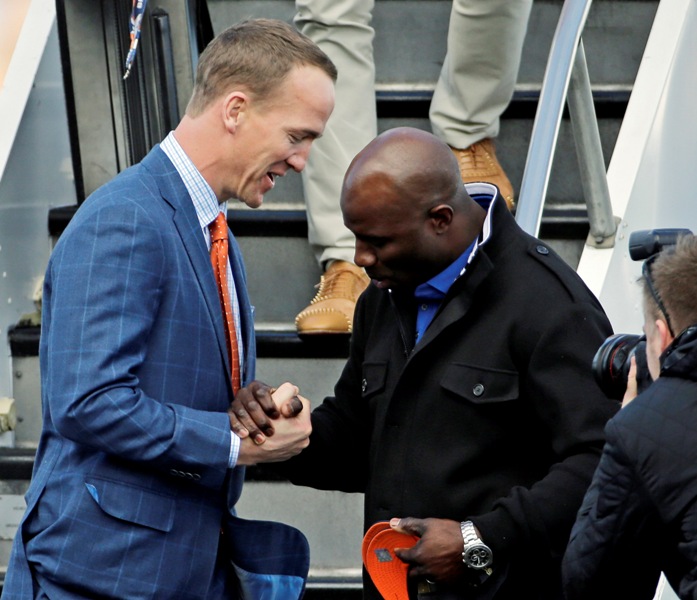 Peyton Manning estrecha la mano de Terrell Davis 