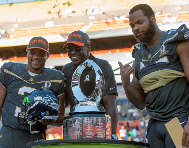 Russell Wilson (izquierda), Michael Irvin (centro) y Ndamukong Suh (derecha) festejan la victoria en el Pro Bowl 