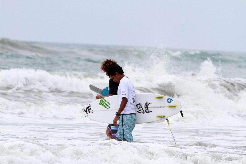 Un surfista en el Acapulco Pro Surf Open 