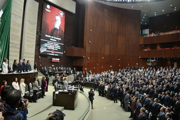 Con la asistencia de 372 de los 500 diputados federales y 76 de los 128 senadores, la Mesa Directiva declaró el quórum y procedió a la apertura de los