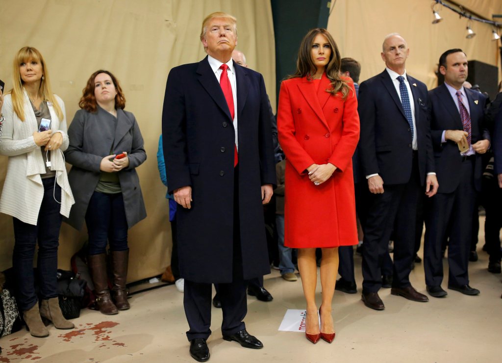 Donald Trump con su esposa Melania durante un acto de campaña hoy en Iowa.