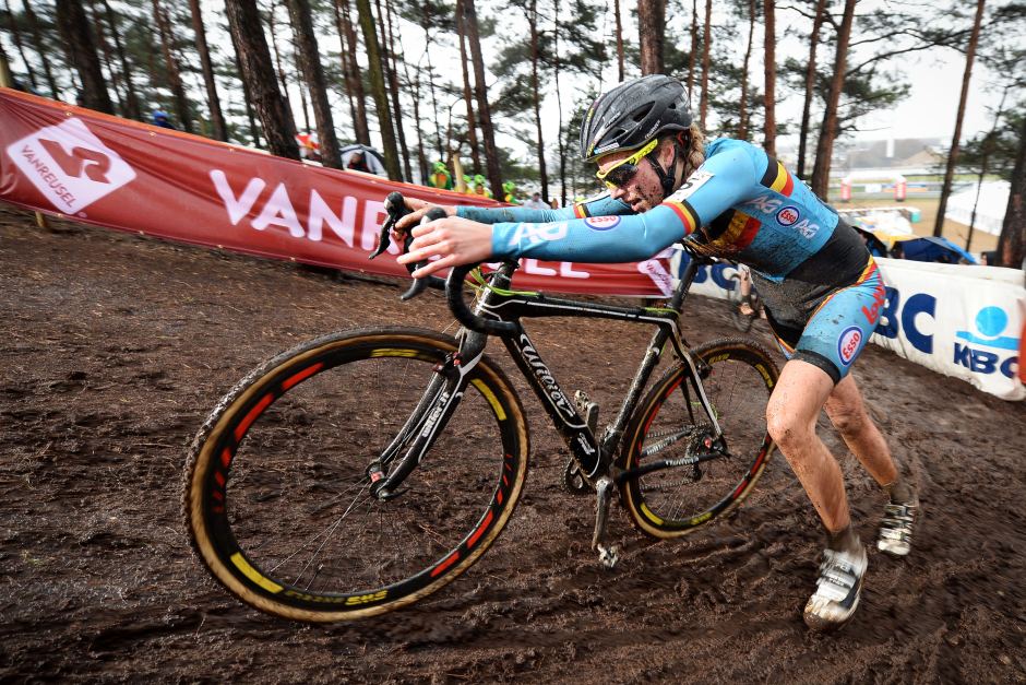 Femke Van den Driessche pudo haber usado un motor anexo en su bicicleta durante el Mundial de ciclo cross