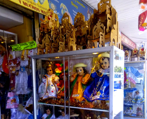 Los negocios que se dedican a vender ropa de niño Dios en Torreón manifestaron que las venta han disminuido hasta en un 20%.