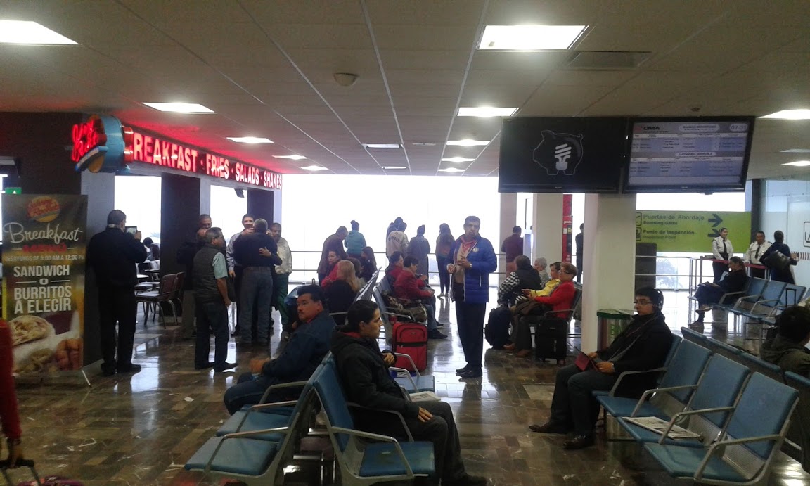 Pasajeros esperando sus vuelos en el aeropuerto de Tampico
