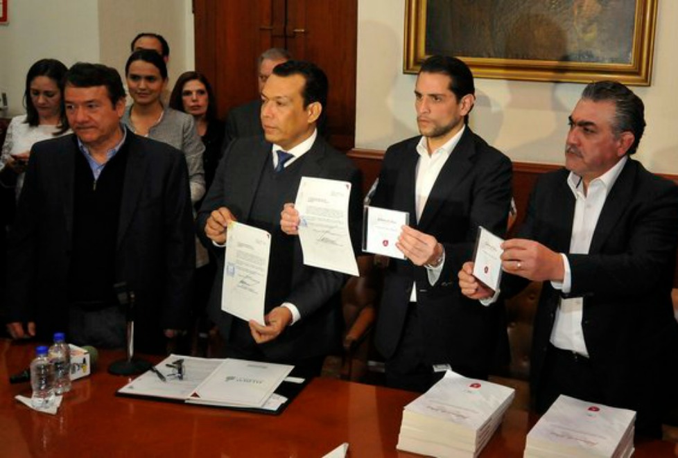 Roberto López Lara entregó los documentos al presidente de la Mesa Directiva del Congreso Enrique Aubry. 