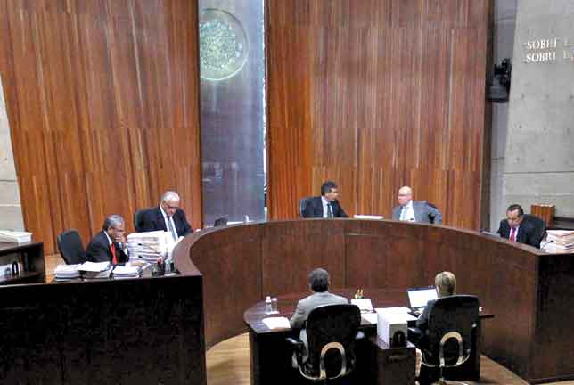 Sesión de la sala superior del Tribunal Electoral.