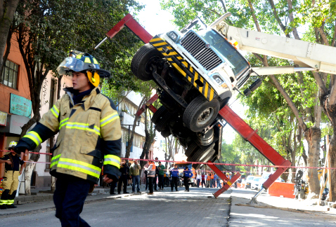 La delegación Cuauhtémoc ha recibido quejas sobre daños causados por la CFE al efectuar obras en esa demarcación. Esta mañana volcó una grúa que causó