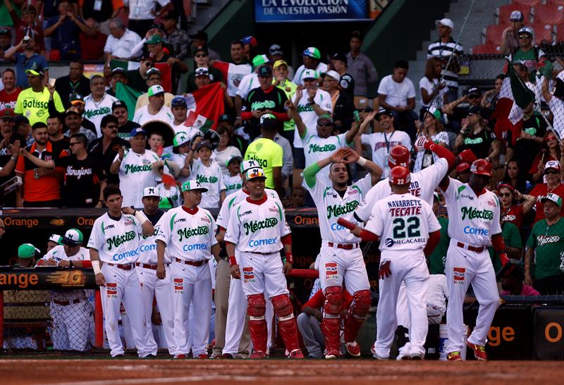 La novena de México celebra la victoria 
