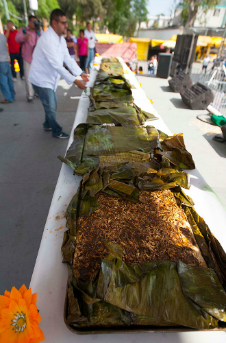 Tamal de 7 metros estilo oaxaqueño que fue elaborado en Iztapalapa y consumido por centenares de personas en ocasión del Día de la Candelaria.