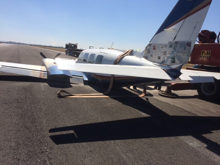 Al avioneta quedó varada en al pista de aterrizaje.