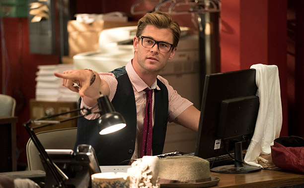 Chris Hemsworth es Kevin. 