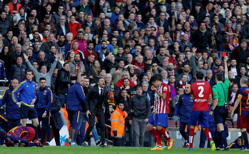Filipe Luis salió expulsado tras un faul sobre Messi 
