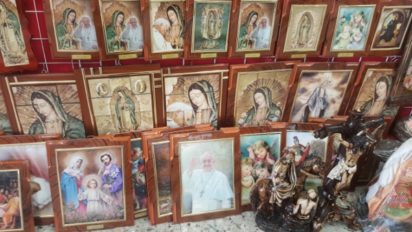 Imágenes del Papa Francisco y Juan Pablo II.