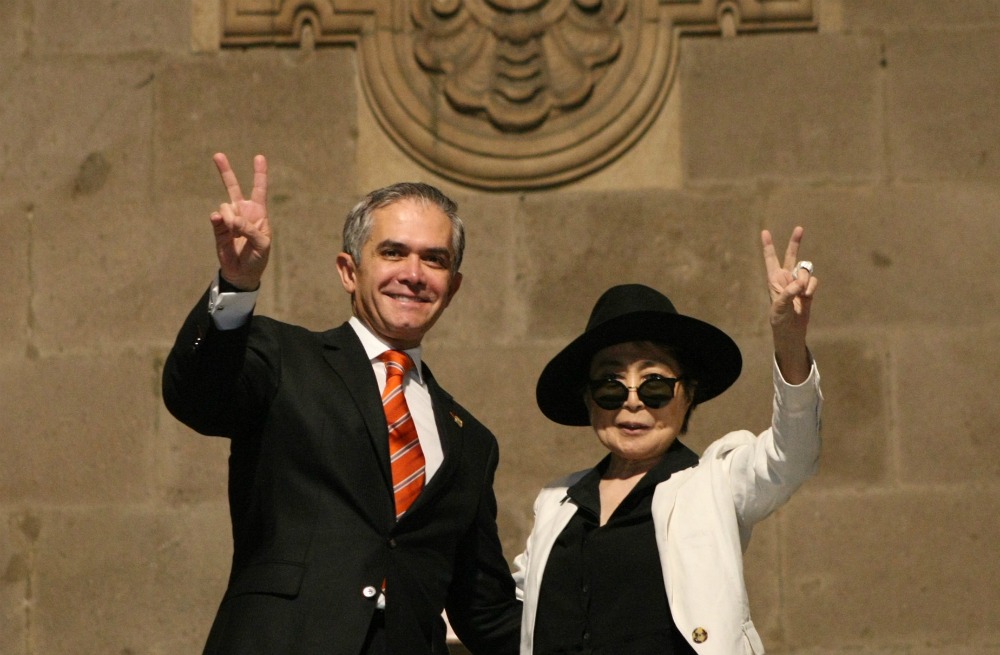 El jefe de Gobierno capitalino nombró a Yoko Ono visitante distinguida.