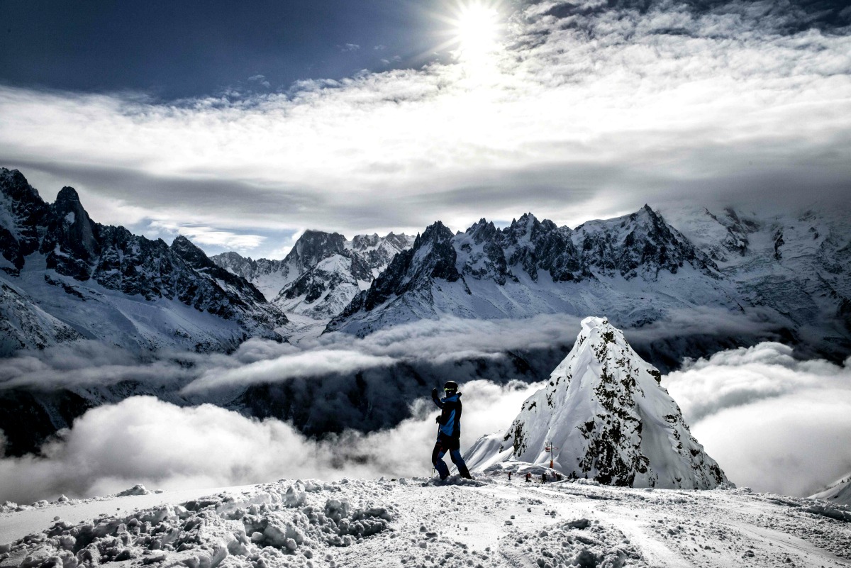 Un alpinista toma una foto en el macizo del Mont Blanc en Chamonix.