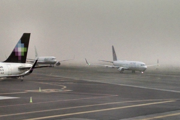 Banco de niebla en el Aeropuerto Internacional de la Ciudad de México.