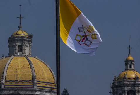 La bandera del Estado Vaticano ondea ya en la explanada de la Basílica de Guadalupe, con motivo de la próxima visita del papa Francisco a la Ciudad de