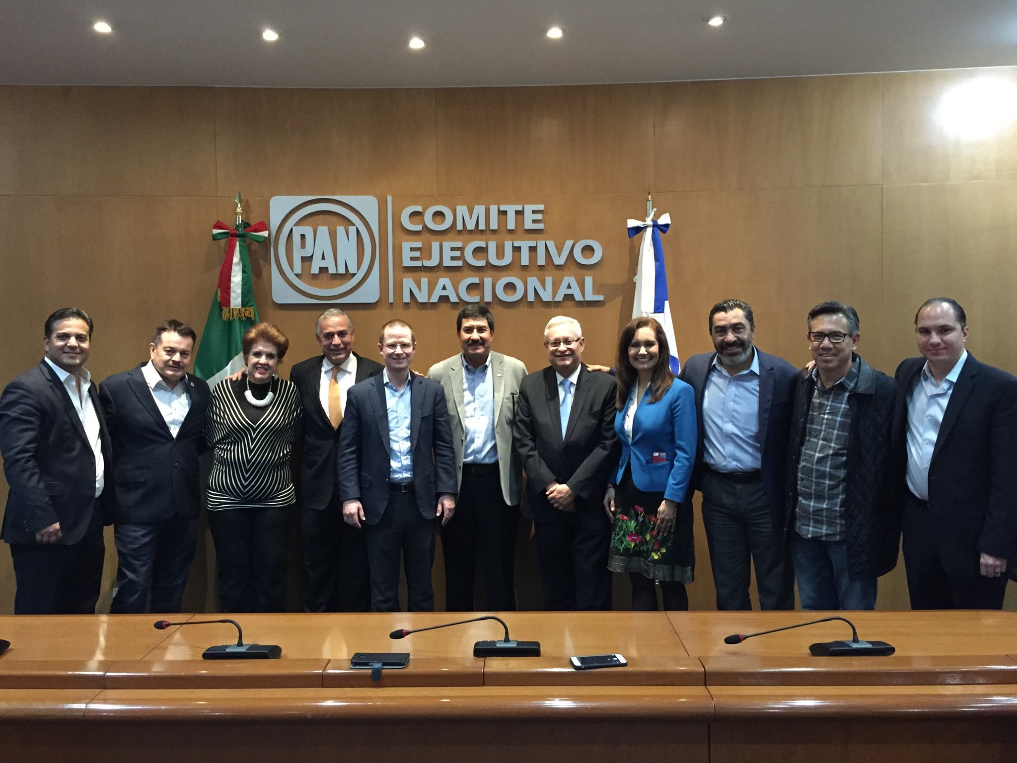 El senador con la dirigencia nacional del PAN. 