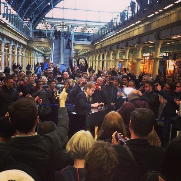 Elton John en la estación londinense. 