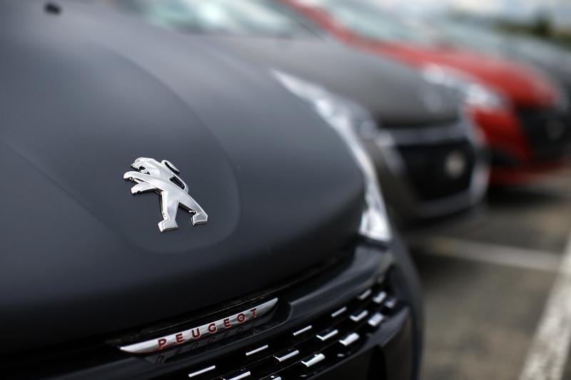 El logo de Peugeot en uno de sus autos en la planta de la compañía en Poissy, cerca de París, Francia.
