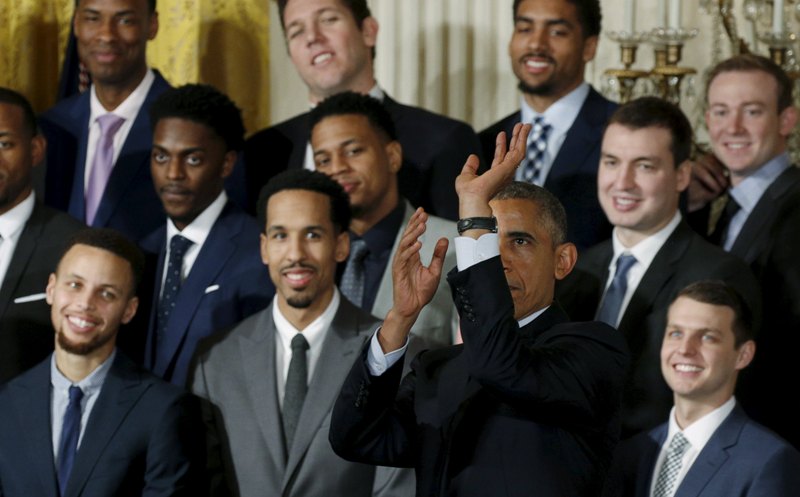 Obama hace un movimiento como si fuera a encestar una canasta