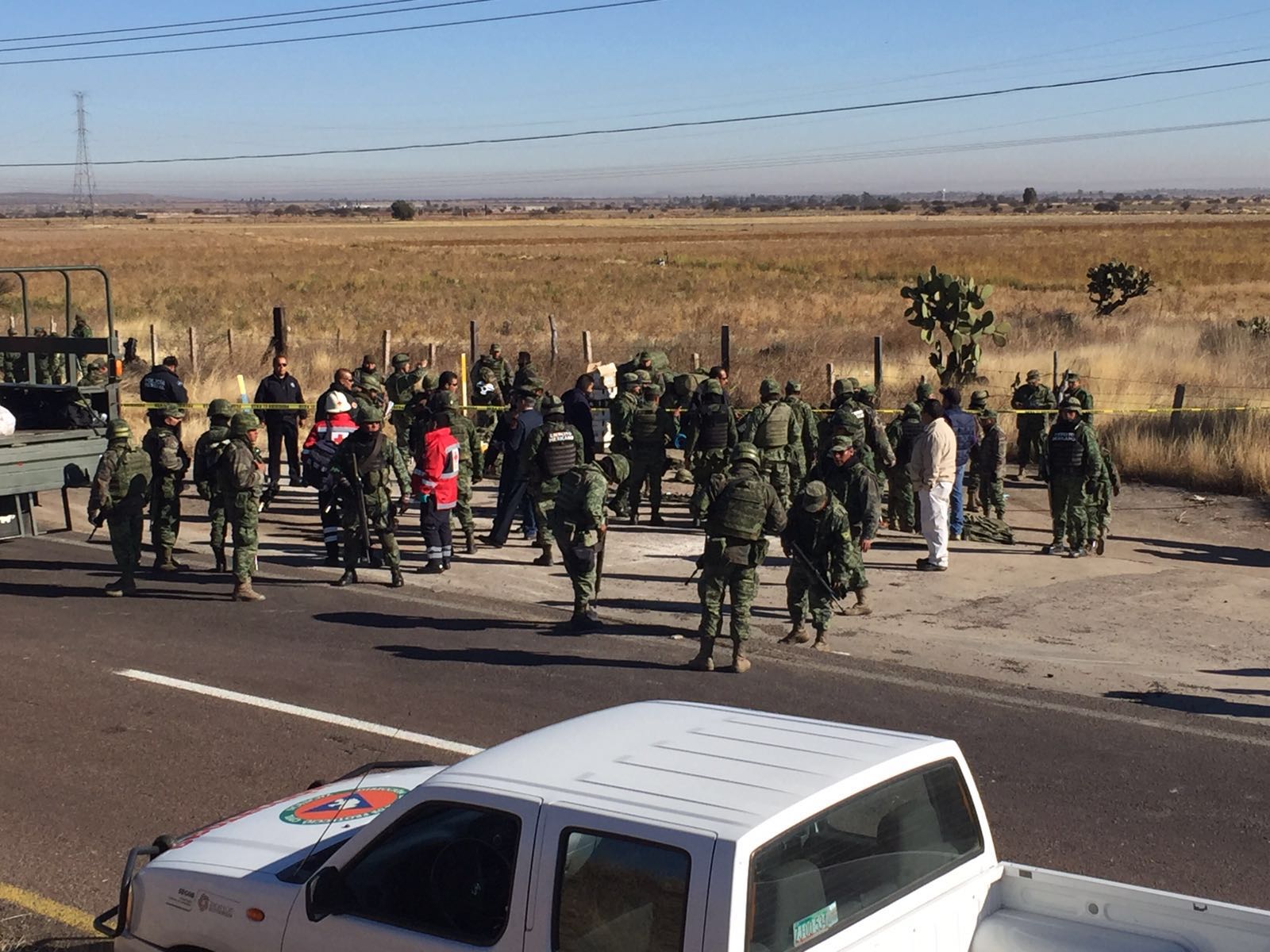 El camión volcó en la carretera.
