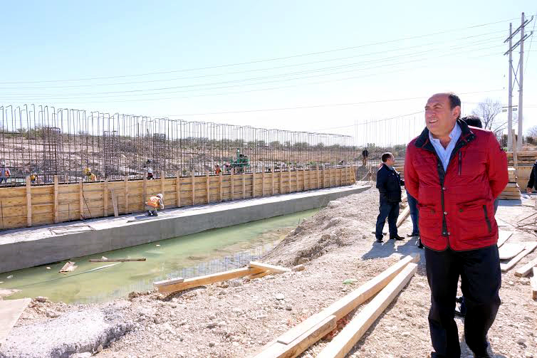 El gobernador de Coahuila, recorrió la construcción del puente 'Las Vacas' en ciudad Acuña.