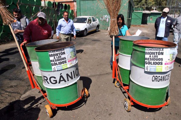 La jefa delegacional en Iztapalapa, Dione Anguiano, entregó 280 carros recolectores de residuos sólidos a igual número de trabajadores voluntarios de 