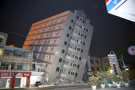 Al menos 30 personas tuvieron que ser rescatadas después de que cuatro edificios colapsaran en Tainan, una localidad costera al norte de Kaohsiung.