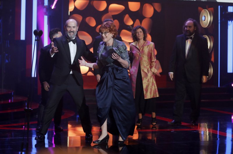 El actor Javier Cámara y la productora Marta Esteban subieron al escenario a recibir su premio como Mejor Película por 'Truman'. 