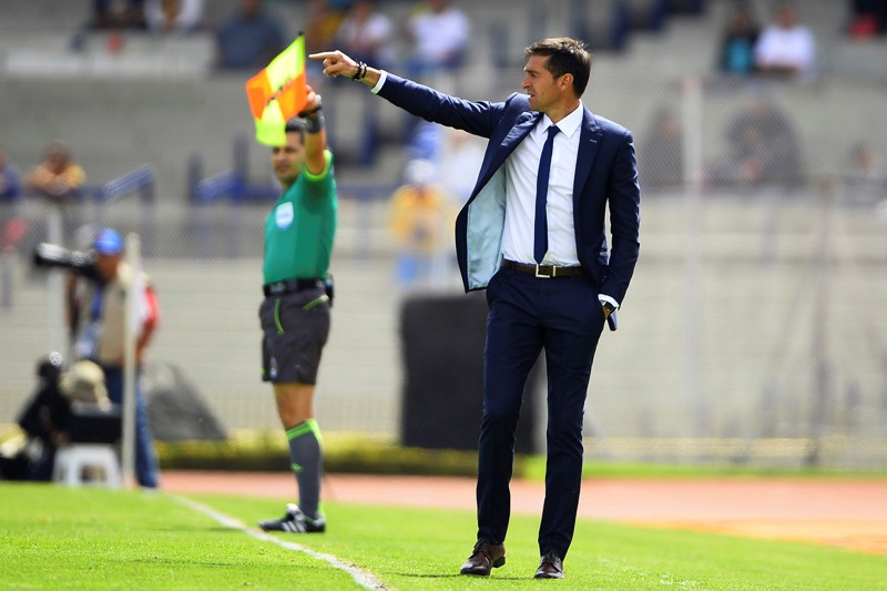 Diego Alonso, da indicacciones durante el encuentro ante Pumas