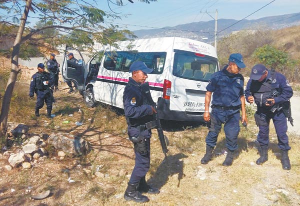 En Chilpancingo, policías rodean la camioneta donde había un cuerpo.