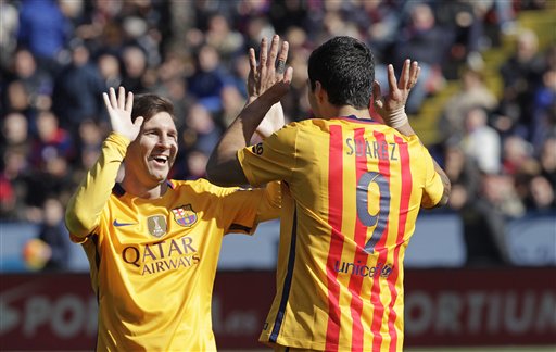 Luis Suárez y Lionel Messi celebran 
