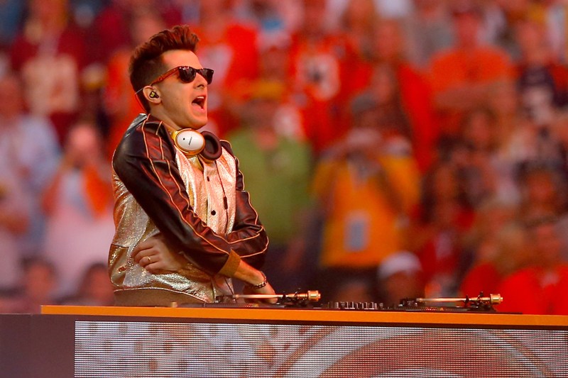 Mark Ronson puso el ritmo al medio tiempo del Super Bowl. 