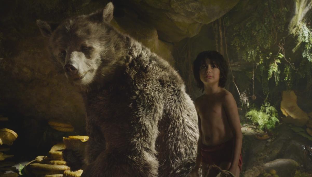 Mowgli junto al oso Baloo. 