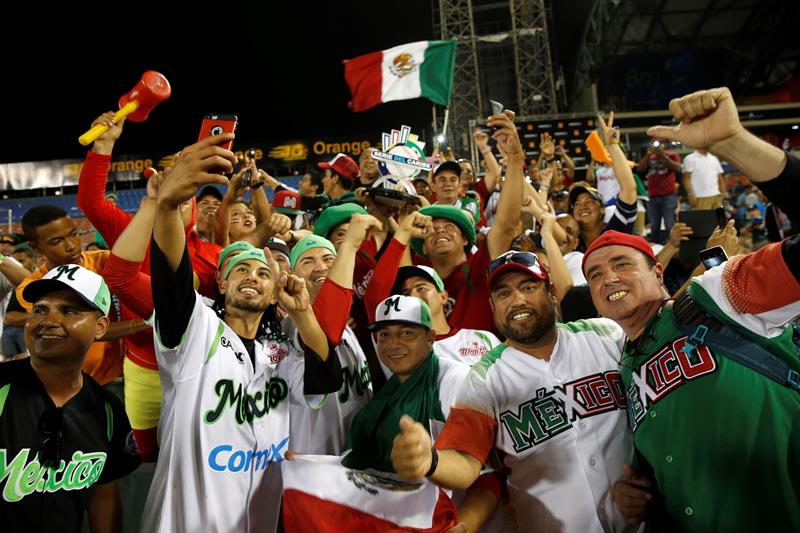 La novena mexicana celebra tras ganar la Serie del Caribe 