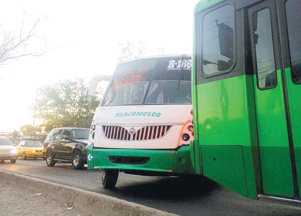 Algunas de estas unidades circulan sin placas aunque sí anunciando qué ruta son