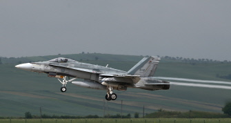 Un avión F-18 Hornet de la fuerza aérea canadiense despega de la base militar de Campia Turzii, en Rumania, el 28 de mayo de 2014