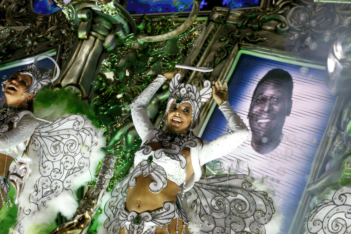 Homenaje a Pelé y Neymar en el Carnaval de Río de Janeiro 